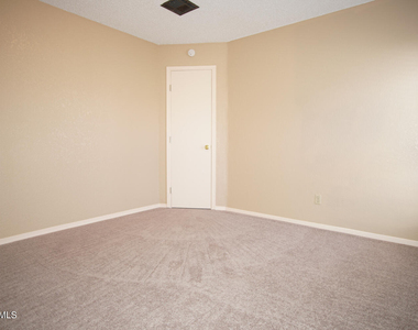 637 Woodcrest Lane - Photo Thumbnail 13