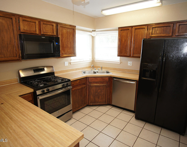 637 Woodcrest Lane - Photo Thumbnail 5