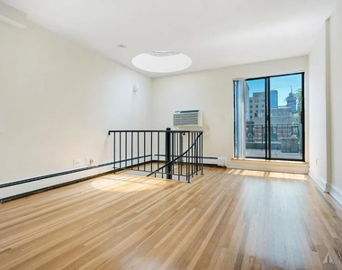 365 West 52nd Street - Photo Thumbnail 4