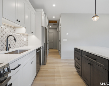 100 100 W Main Street - Photo Thumbnail 3