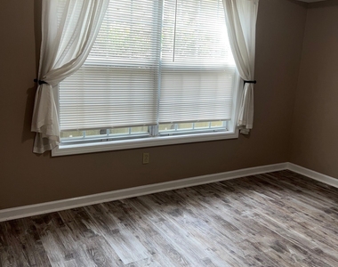 4 Manorwood Drive - Photo Thumbnail 7
