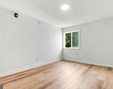 5095 Roswell Road - Photo Thumbnail 15