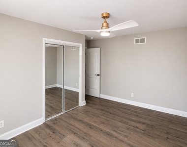 4521 S Roberts Drive - Photo Thumbnail 9