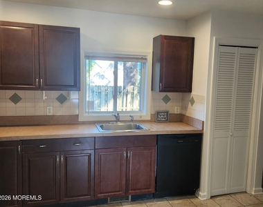 175 W Sylvania Avenue - Photo Thumbnail 5