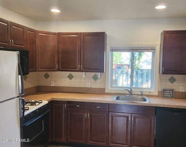 175 W Sylvania Avenue - Photo Thumbnail 3