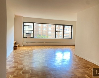 East 55 Street - Photo Thumbnail 1