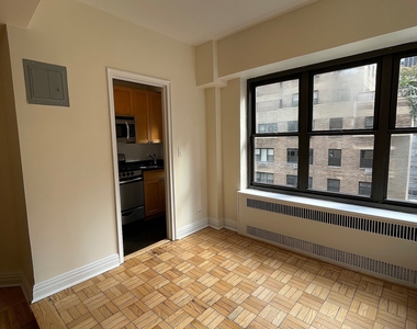 East 56 Street - Photo Thumbnail 3