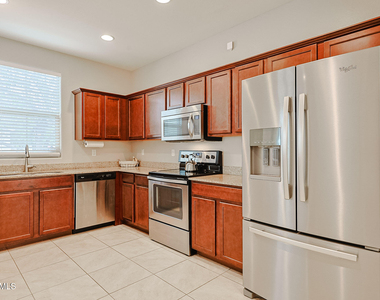 17717 W Mandalay Lane - Photo Thumbnail 7