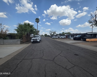 1812 E Whitton Avenue - Photo Thumbnail 45