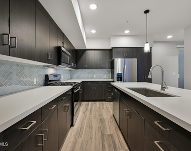 1023 W 5th Street - Photo Thumbnail 12