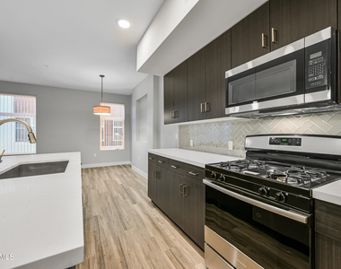 1023 W 5th Street - Photo Thumbnail 14