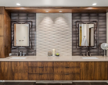 6331 E Hummingbird Lane - Photo Thumbnail 13