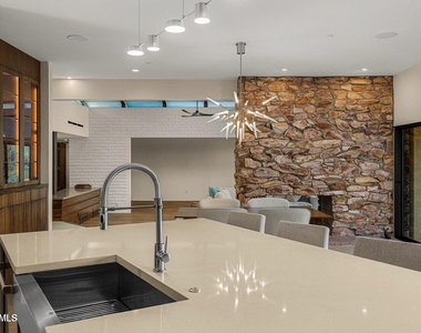 6331 E Hummingbird Lane - Photo Thumbnail 5