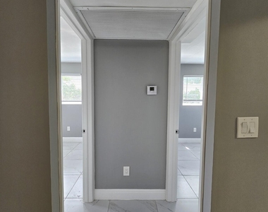 933 W 7th Street - Photo Thumbnail 5