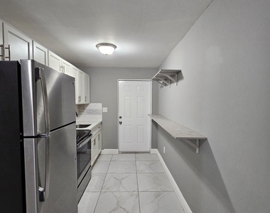 933 W 7th Street - Photo Thumbnail 2