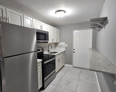 933 W 7th Street - Photo Thumbnail 3
