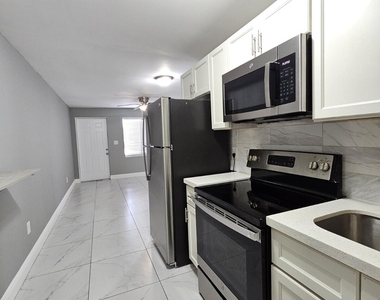 933 W 7th Street - Photo Thumbnail 4