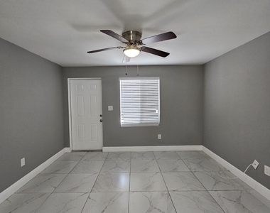 933 W 7th Street - Photo Thumbnail 1