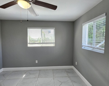 933 W 7th Street - Photo Thumbnail 8
