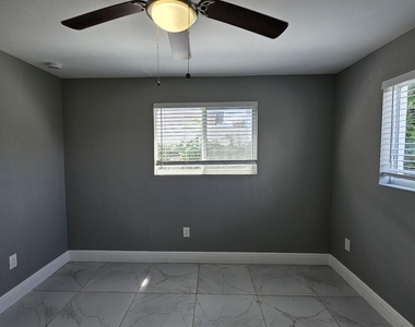 933 W 7th Street - Photo Thumbnail 9