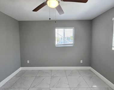 933 W 7th Street - Photo Thumbnail 6