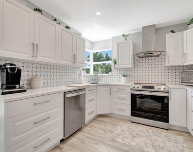 302 Venice Drive - Photo Thumbnail 13