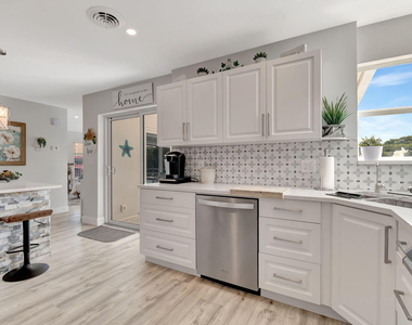 302 Venice Drive - Photo Thumbnail 14