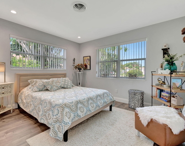 302 Venice Drive - Photo Thumbnail 20