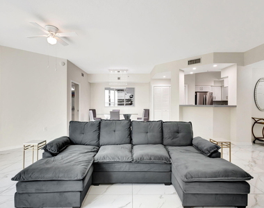 802 W Windward Way - Photo Thumbnail 6