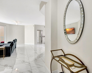 802 W Windward Way - Photo Thumbnail 3