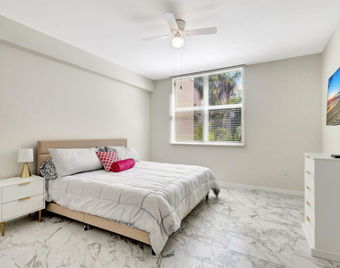 802 W Windward Way - Photo Thumbnail 16