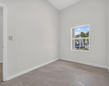2444 Se 29th Drive - Photo Thumbnail 4
