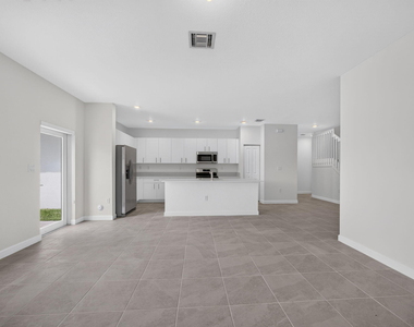 2444 Se 29th Drive - Photo Thumbnail 1