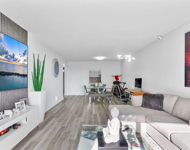 19380 Collins Avenue - Photo Thumbnail 2
