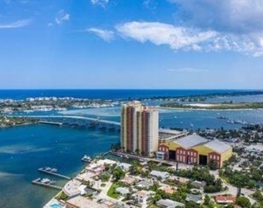 2640 Lake Shore Drive - Photo Thumbnail 2