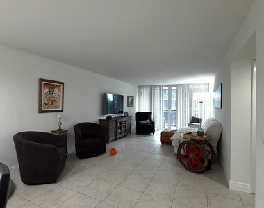 20 Royal Palm Way - Photo Thumbnail 8