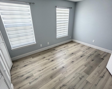317 Georgian Park Drive - Photo Thumbnail 6