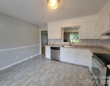 2021 Downey Street - Photo Thumbnail 3