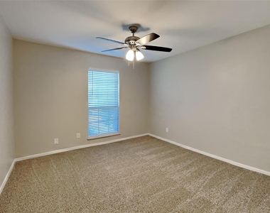 518 White Oak Street - Photo Thumbnail 12