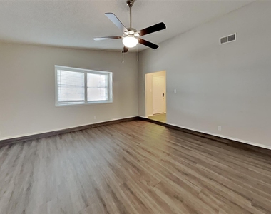 4814 Crest Drive - Photo Thumbnail 2