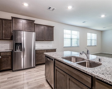 2721 Franklin Drive - Photo Thumbnail 4