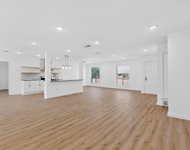 400 Casa Bello Court - Photo Thumbnail 4