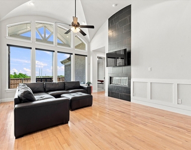 1104 Stallion Lane - Photo Thumbnail 8