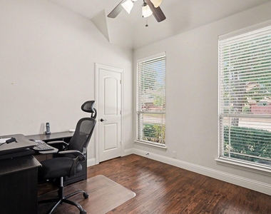 2412 Lynbridge Drive - Photo Thumbnail 14