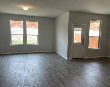 953 Braymer Lane - Photo Thumbnail 3
