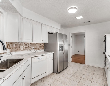 1021 Auburn Drive - Photo Thumbnail 7