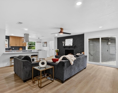 1104 Westwood Drive - Photo Thumbnail 2