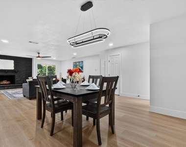 1104 Westwood Drive - Photo Thumbnail 7