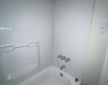 113 N Nueces - Photo Thumbnail 12