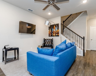 1270 Alamo Drive - Photo Thumbnail 8